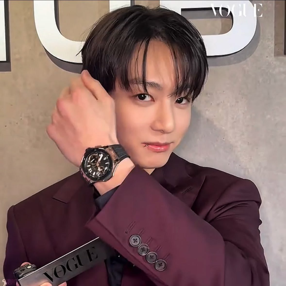 Amor0921186740's tweet photo. Siempre me eh preguntado.. es  una marca. En #jungkook  que en cada imagen de el que vemos usando Reloj. Siempre están marcados la hora 10:13   Porque son muchas las imágenes que es visto y eso deja de ser coincidencia https://t.co/EyHnzCoFxF