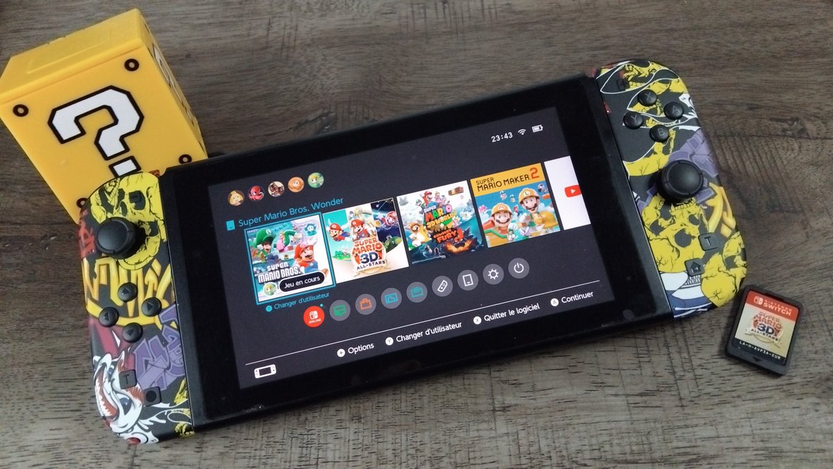 TTyranight80568's tweet photo. Ces Joycon custom sont probablement parmi les plus stylés que j’ai eu sur Switch 🔥
Design skull/graffiti totalement assumé… et visiblement assez rares maintenant 👀#NintendoSwitch #Joycon #Retrogaming #Gaming #NeoRetro #Nintendo #SwitchOLED #SetupGaming #GamingRoom #Geek https://t.co/YcUicXL1NM