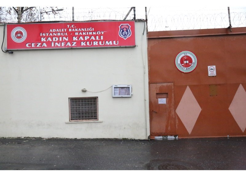 news_2026neu's tweet photo. BAKIRKÖY KADIN CEZAEVİ’NDE 12 KİŞİLİK KOĞUŞTA 47 KİŞİ KALIYOR

Bir mahpusun mektupla dile getirdiği şikayeti ağır ihlalleri gösteriyor. 

“12 kişilik koğuşta tam 47 kişiyiz. Yaşam alanımız çok kısıtlandı.”

#AİHMKararları https://t.co/E9oJDmMyll