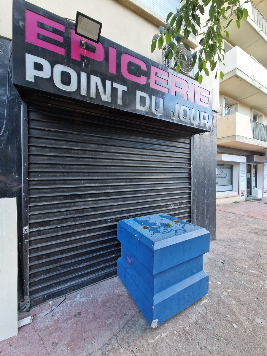 MDelafosse's tweet photo. J’ai fait procéder ce matin à la pose de blocs de béton devant l’épicerie de nuit située au pied de la tour Saint-Martin.

Pour rappel, ce commerce avait été la cible d’un incendie criminel dans lequel un jeune homme de 19 ans avait trouvé la mort. L’enquête est toujours en cours.

Nous sommes particulièrement vigilants quant à la sécurité des habitants du quartier. Cela passe par le respect strict des règles d’urbanisme et d’implantation commerciale.

Les services municipaux ont récemment constaté des travaux réalisés sans autorisation, alors même que ce commerce n’est pas assuré. Un PV a été transmis au Procureur de la République.

J’ai donc décidé la pose de blocs de béton afin d’empêcher toute reprise d’activité dans les lieux.

Depuis plusieurs années, je réclame une réforme du Code de commerce afin de donner davantage de pouvoirs aux maires face aux implantations commerciales génératrices de nuisances.

Fin 2025, rue de Las Sorbes, nous avions déjà fait démolir des garages transformés au fil du temps en commerces à nuisances. Un projet de réaménagement avec création de pistes cyclables est aujourd’hui engagé sur ce site.