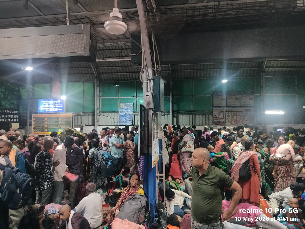 SMPAITVM's tweet photo. Heavy rush of passengers for entry and exit in a narrow way due to const. work and last minute announce for trains arrival make difficult for elderly people to move to diff platforms in Tirupati Rly station. Lakhs of people travel here. Need a quick solution sir @AshwiniVaishnaw https://t.co/OuR2K4tcq4