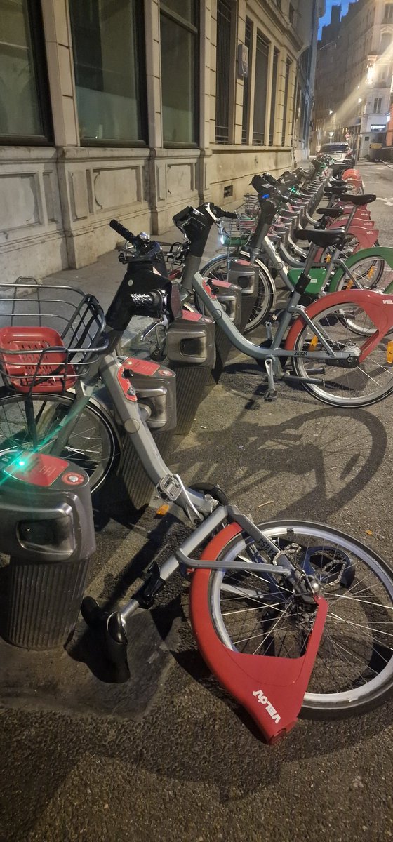 lemoingmaxime's tweet photo. Vu aux Cordeliers hier soir... Navrant.
Qu'avait fait ce vélo pour être détruit de la sorte ? https://t.co/pLa4VCHZHU