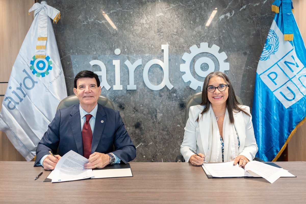airdmedia's tweet photo. 🤝 Firmamos un acuerdo junto al Programa de las Naciones Unidas para el Desarrollo (PNUD) para fortalecer nuestra cooperación y continuar impulsando un desarrollo industrial más sostenible, inclusivo y resiliente en República Dominicana.

Durante la firma, nuestro presidente, Julio Virgilio Brache, reafirmó el compromiso de la AIRD con la sostenibilidad y la competitividad del sector, mientras que la representante residente del PNUD, Ana María Díaz, destacó el papel clave de la industria para generar valor económico, social y ambiental.

Esta alianza promoverá iniciativas conjuntas enfocadas en producción y consumo responsables, economía circular, innovación, resiliencia ante riesgos e inversión sostenible, fortaleciendo el rol del sector privado en el cumplimiento de los Objetivos de Desarrollo Sostenible (ODS).

Con este acuerdo, damos continuidad a una agenda de trabajo iniciada en 2019 para seguir promoviendo una industria más competitiva y comprometida con el desarrollo del país🇩🇴.

#AIRD #PNUD