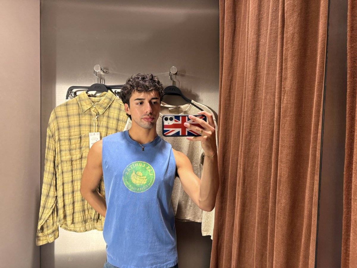 prettyboybluee's tweet photo. shopping https://t.co/ORTnID4hmC