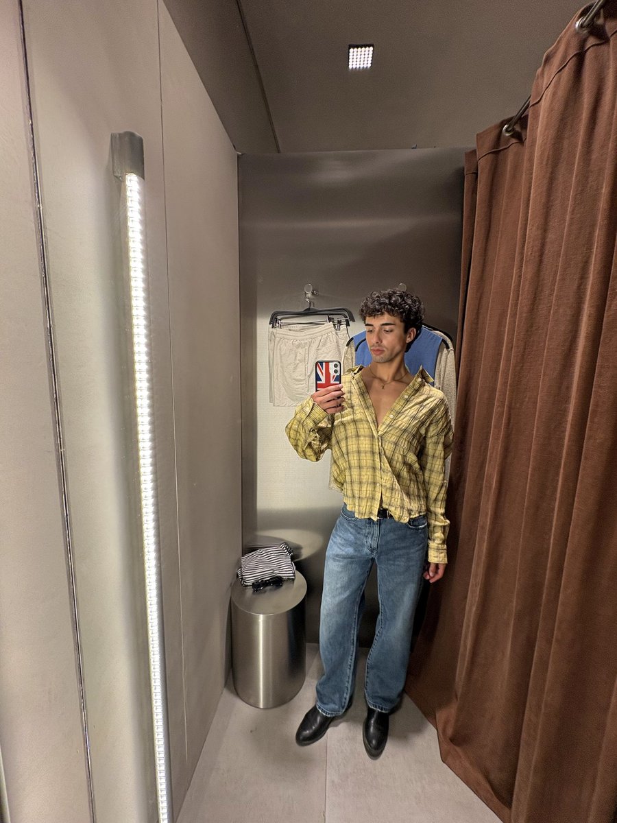 prettyboybluee's tweet photo. shopping https://t.co/ORTnID4hmC