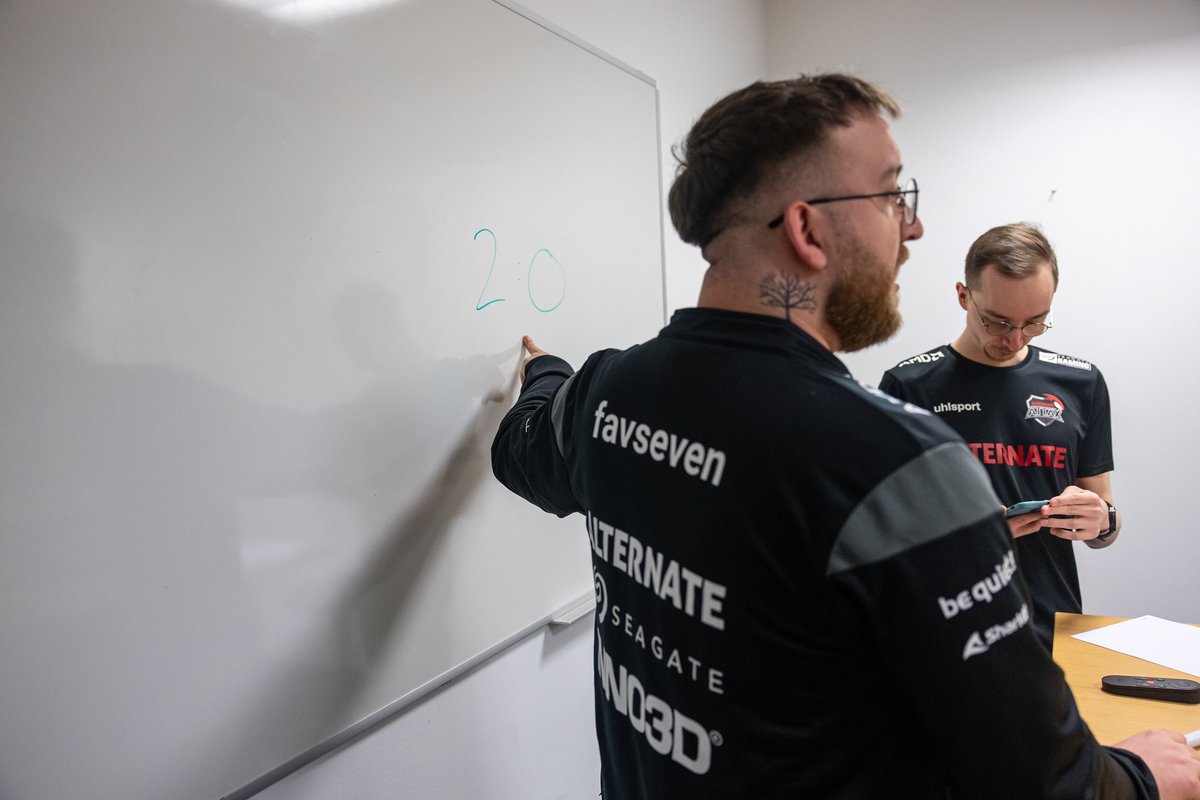 ATNattax's tweet photo. So sehen übrigens die Pre-Match-Besprechungen der Rubies aus. 👨‍🏫 https://t.co/VOk8DhB0uL
