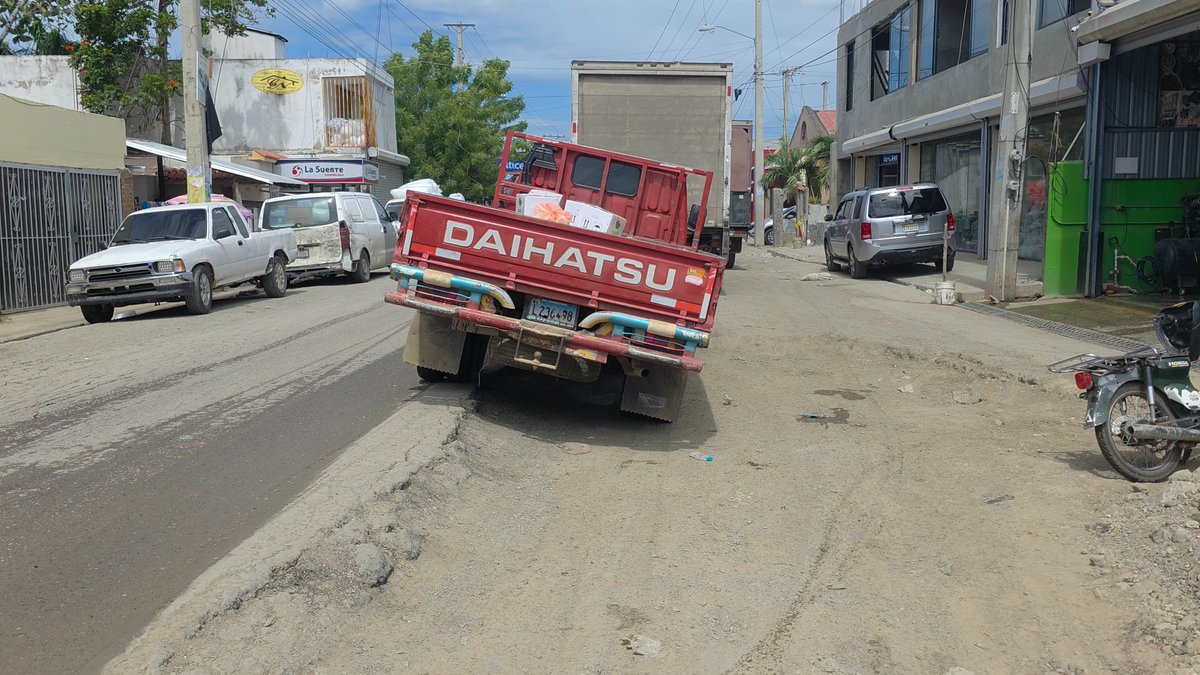 Continúa el caos vial en principal vía de acceso al mercado binacional y paso fronterizo de Dajabón 

Ver Video: instagram.com/reel/DYNH1qIRL…

a través de @El Centinela de la Frontera