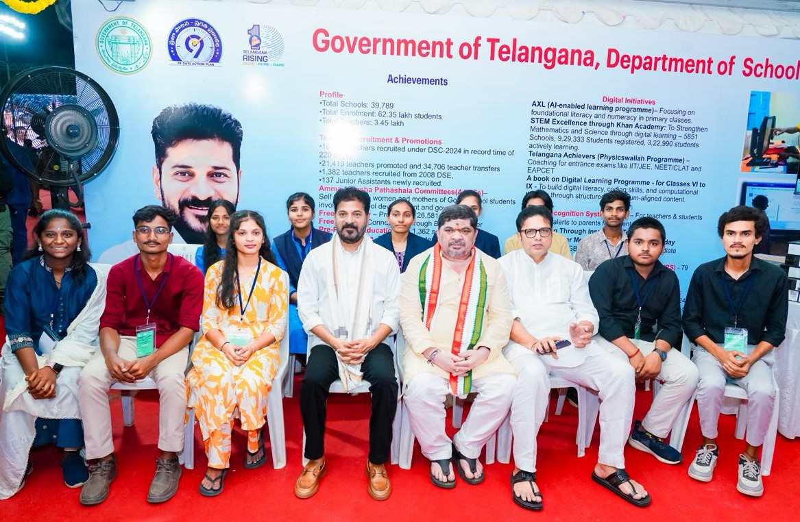 TelanganaCMO's tweet photo. ప్రజాపాలన – ప్రగతి ప్రణాళికలో భాగంగా విద్యా వారోత్సవాల కార్యక్రమంలో భాగంగా ఎల్బీ స్డేడియంలో విద్యార్థులు నిర్వహించిన స్టాళ్లను ముఖ్యమంత్రి శ్రీ ఎ. రేవంత్ రెడ్డి గారు సందర్శించారు. గడిచిన విద్యా సంవత్సరంలో అత్యుత్తమ ప్రతిభ కనబరిచిన విద్యార్థులతో సంభాషించారు.

విద్యా శాఖ ఆధ్వర్యంలో ఏర్పాటు చేసిన ఈ స్టాళ్లలో విద్యార్థులను పలకరిస్తూ ముఖ్యమంత్రి గారు పలు వివరాలను అడిగి తెలుసుకున్నారు. పాఠశాలల్లో బ్రేక్‌ఫాస్ట్ కార్యక్రమంలో అందించే టిఫిన్స్‌ను మంత్రులతో కలిసి పరిశీలించారు.
#CMRevanthReddy #PrajaPalana #TelanganaEducation