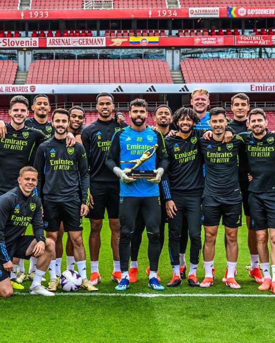 🇪🇸🧤 𝐎𝐅𝐅𝐈𝐂𝐈𝐀𝐋 | David Raya (30) has won the Premier League Golden Glove award 3 SEASONS in a row. 🏆✅ 

🥇 2023/24 season - 16 clean sheets
🥇 2024/25 season - 13 clean sheets
🥇 2025/26 season - 18 clean sheets 

He also has 2 games left of the league season. 👏