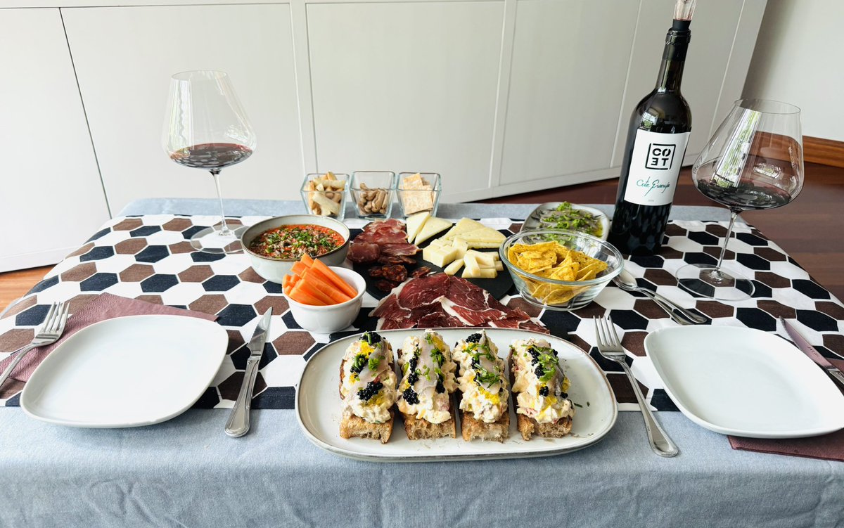 HotSchale's tweet photo. Lo nuestro es el placer en todos los sentidos…@Hotboybarna 
Comer, beber, follar, disfrutar, respirar, vivir a tu lado es de otra puta dimensión… https://t.co/ZteONLRpEd