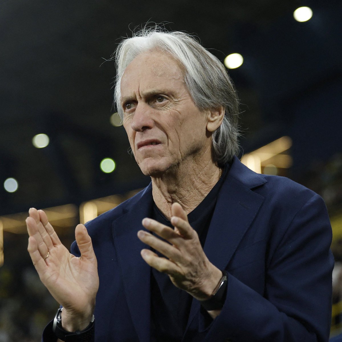 Cerrahpasameto's tweet photo. Aziz Yıldırım vizyonu diye bir gerçek var, Jorge Jesus hamlesiyle yine masaya yumruğunu vurdu. 🔥 Heyecanlanmamak elde değil ama hocam; o derbi karnesini ve inadını da yanına paket yapıp mı getiriyoruz? Bir şans daha mı, yoksa maziye mi sığınıyoruz? 
#Fenerbahçe #AzizYıldırım https://t.co/klICPNi27J