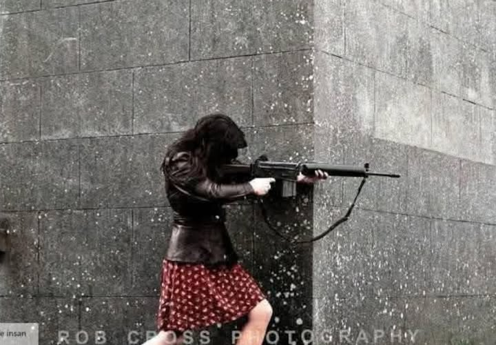 Bu fotoğraf, 1972 yılında İrlanda’da çekilmiş.
İngiliz ordusuna karşı verilen direnişte, nişanlısı vurulduğunda onun silahını alıp ateş eden genç bir kadını gösteriyor.
Yaralı nişanlısı, bir araba ile
güvenli bir yere götürüldü ve hayatta kaldı.
Ancak bu cesur kadın, sevgilisini