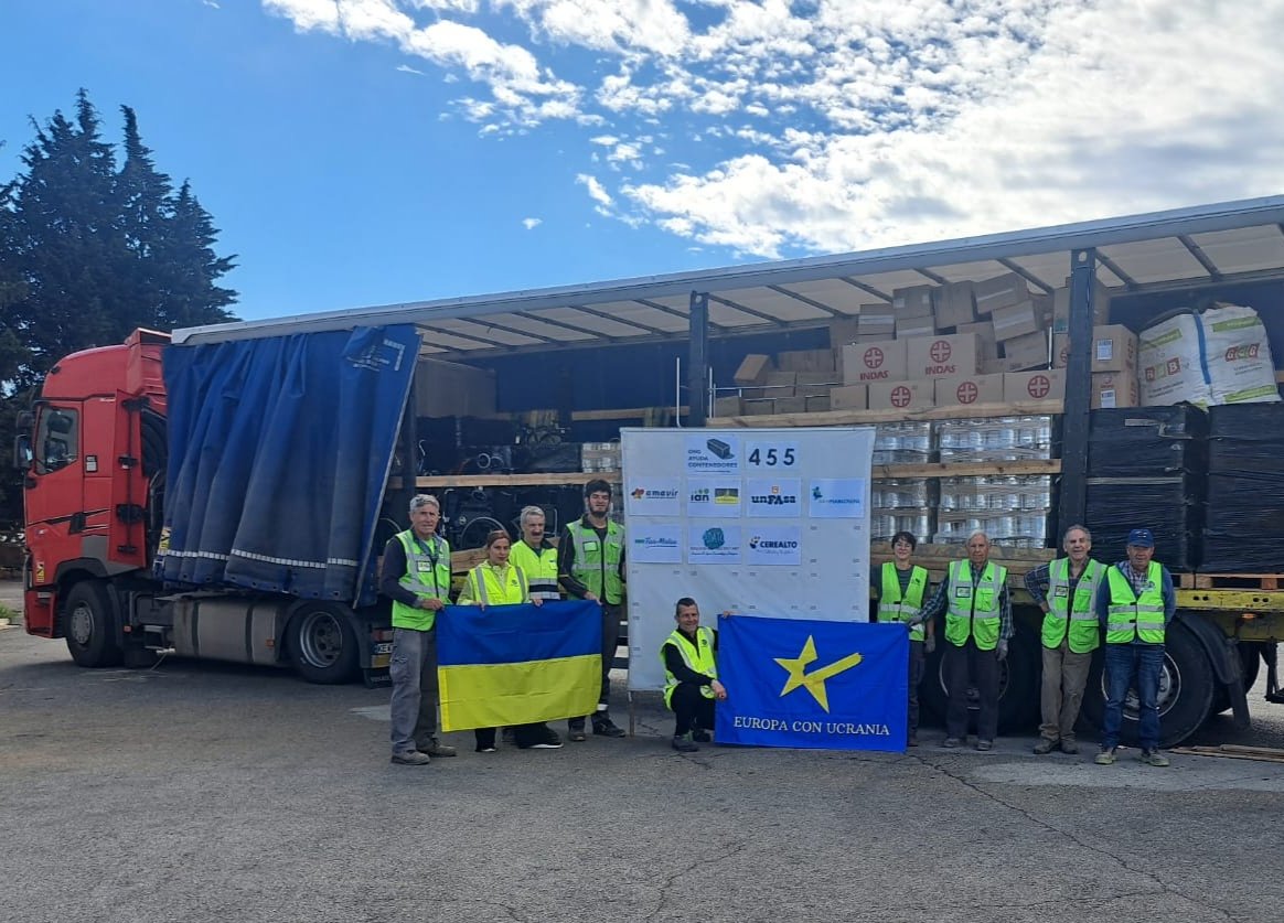 EuropeWithUA's tweet photo. Hoy hemos cargado el camión n°46 desde Navarra con destino a Kiev,para la Federación de Bancos de Alimentos de Ucrania, UFBK. Lo mandamos conjuntamente a la ONG Hambre Cero y la Asociación Europa con Ucrania. Slava Ukraina.🇪🇺❤️🇺🇦 @UKRinESP @Pamplona_ayto  @HelptoUkraine22 https://t.co/RArypZcuta