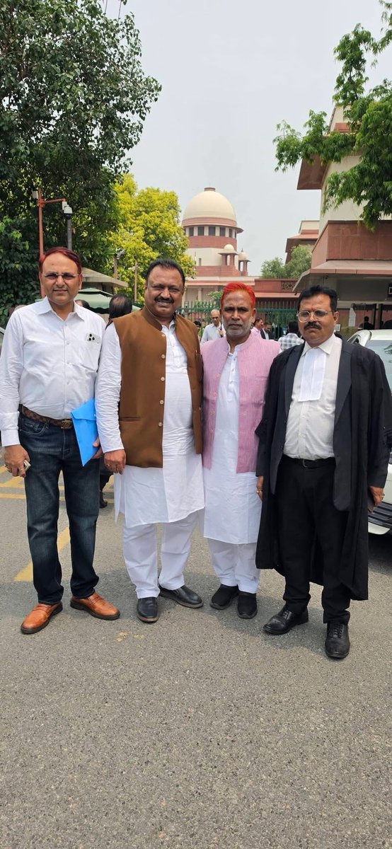 JamilAkhtarINC's tweet photo. Today at the Supreme Court of India  with senior advocates after bail was granted to Ex-Minister Alamgir Alam Sahab.

@INCJharkhand @indSupremeCourt @INCIndia 

#jamilakhtar #congress #alamgiralam #jharkhand #supremecourtofindia https://t.co/395b1yetbH