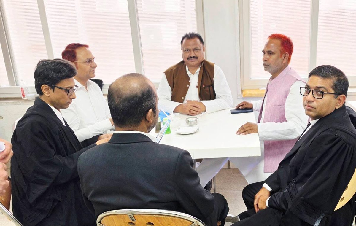 JamilAkhtarINC's tweet photo. Today at the Supreme Court of India  with senior advocates after bail was granted to Ex-Minister Alamgir Alam Sahab.

@INCJharkhand @indSupremeCourt @INCIndia 

#jamilakhtar #congress #alamgiralam #jharkhand #supremecourtofindia https://t.co/395b1yetbH