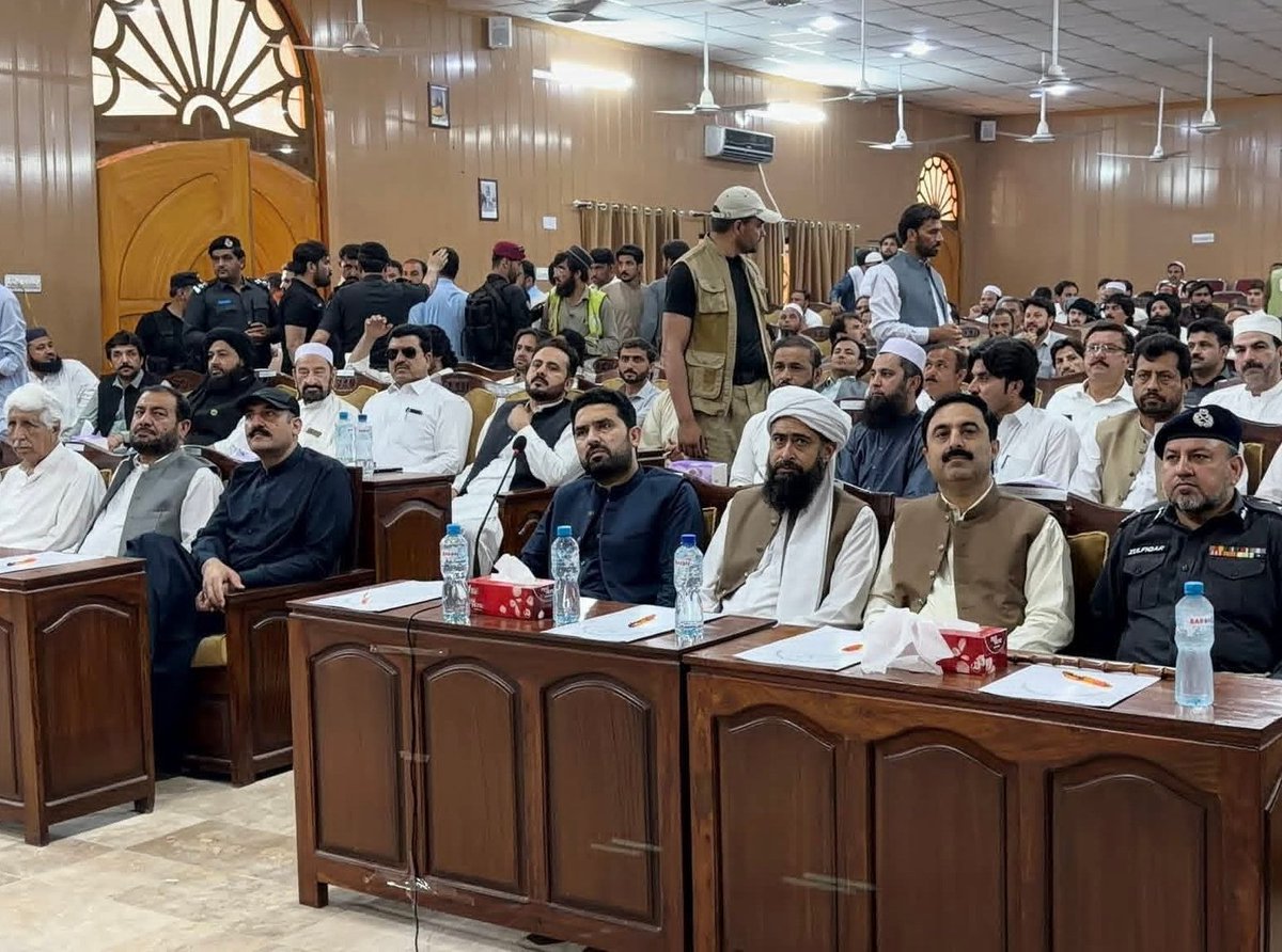MalikPakhtunYar's tweet photo. سابق صوبائی وزیر پختون یار خان وزیر اعلیٰ خیبر پختونخوا سہیل آفریدی کی موجودگی میں بنوں قوم کا مقدمہ لڑا اس موقع پر چیف سیکرٹری خیبر پختونخوا شہاب علی شاہ اور آئی جی خیبر پختونخوا ذوالفقار حمید اور بنوں کے قومی مشران بھی موجود ہیں۔ https://t.co/gzgqCGY9JJ
