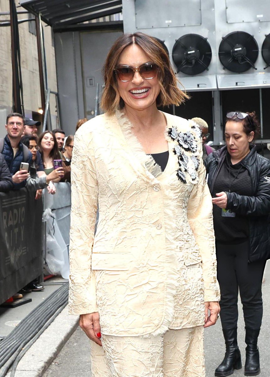 olivia benson daily tweet media