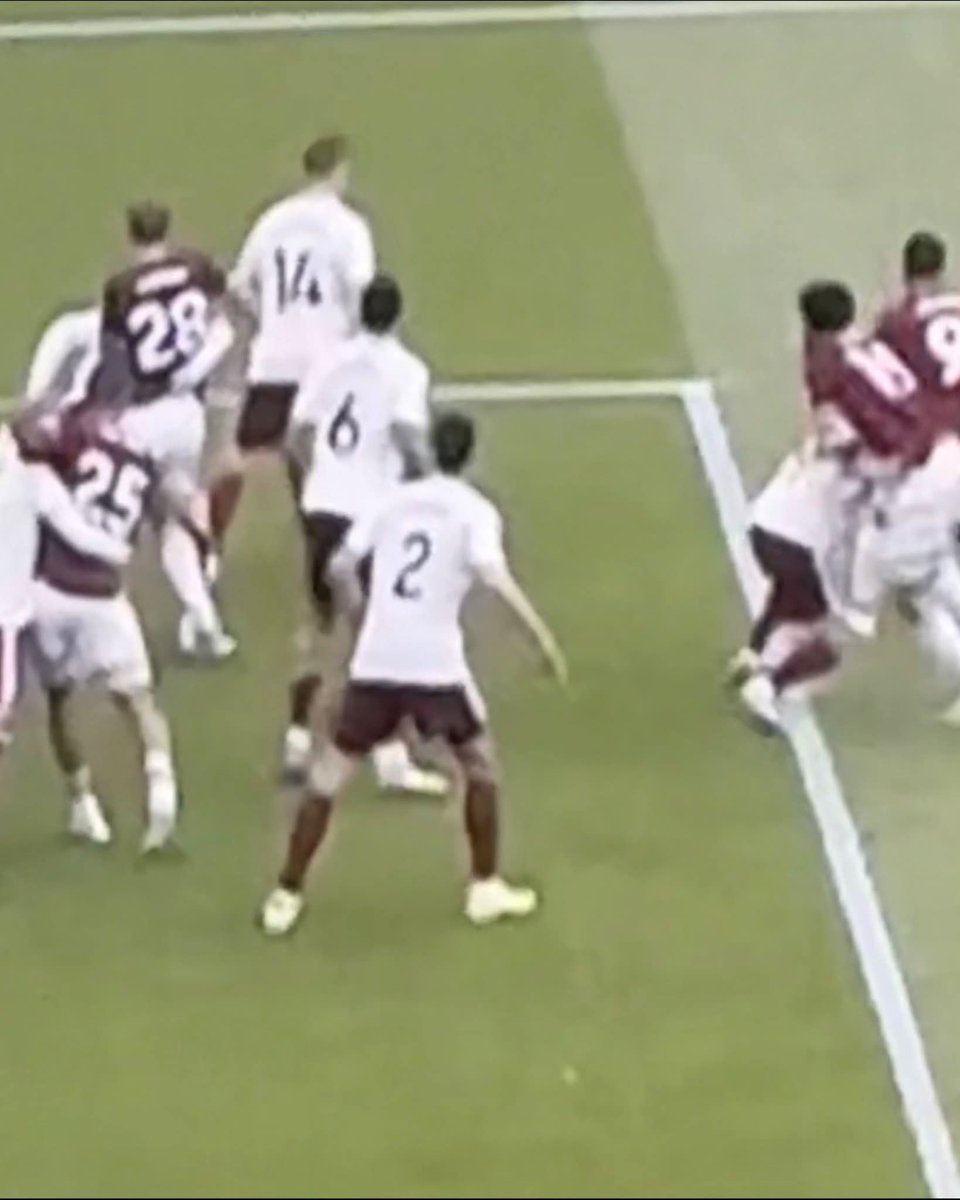 bdbalkwill's tweet photo. @jaybothroyd I mean... It's not hard to fact check.. Rice and Trossard round players waists here. Ball has barely come into play. https://t.co/Dw46xy33Qf