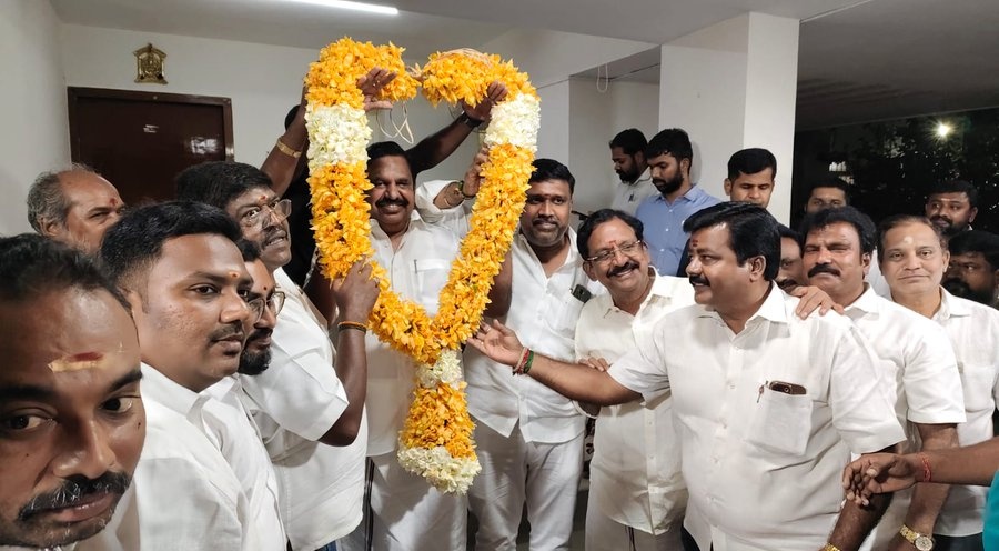 Makkal_aiadmk's tweet photo. ஒவ்வொரு தொண்டரின் ரத்தத்தில் எடப்பாடியார் கலந்து இருக்கிறார்!! 
தொண்டர்கள் ஐயாவின் இல்லத்தில்!! 
#WeStandWithEPS https://t.co/miN8GOsbMG