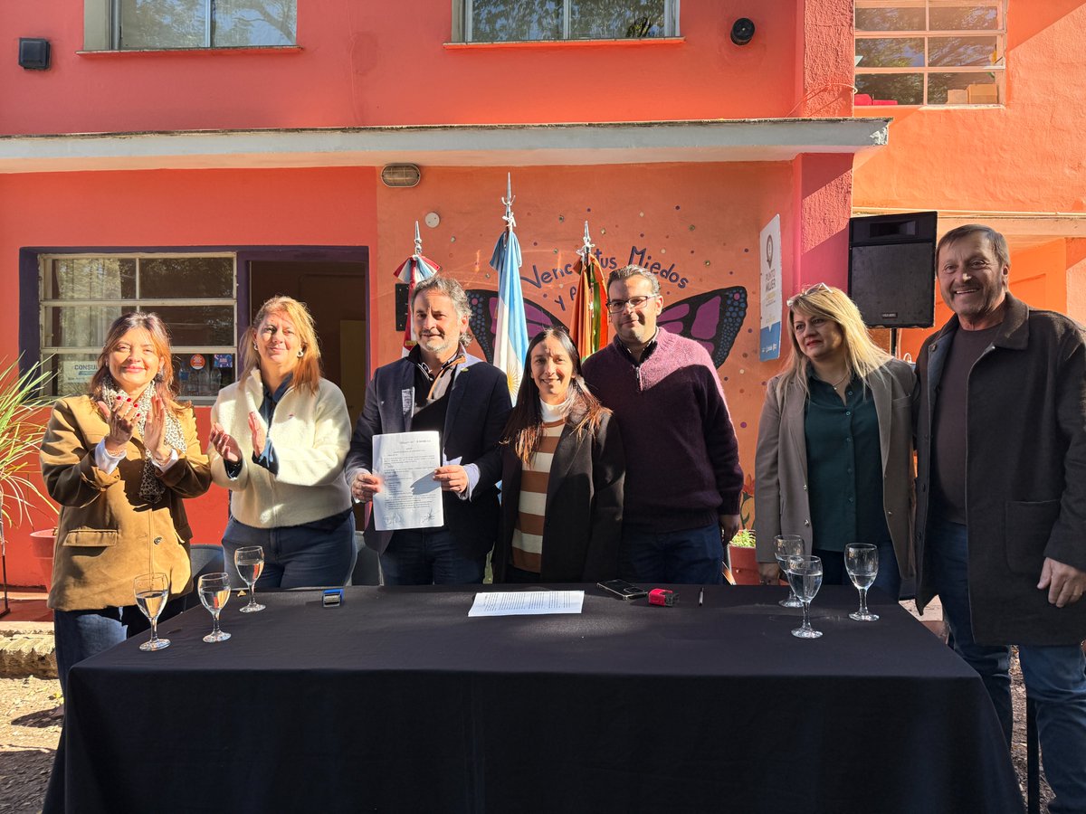 saludmentaladic's tweet photo. Agua de Oro tiene Centro Asistencial 🎉
La subsecretaria de adicciones, Vanina Baronetto junto al intendente Miguel Aguirre y la legisladora Presas, encabezaron el acto. 
Esta nueva etapa implica una ampliación de servicios: se incorporan tratamientos y grupos de terapia. https://t.co/uWWULa8YRX