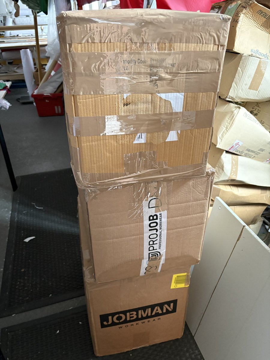 JECCooper's tweet photo. @parcelmonkey it’s 18.01 another day gone and another failed collection. This was to be collected last week!!! We were told before 6 pm today and live chat closed before that. End customer furious 😡 @parcelforce https://t.co/cgnQPcKff9