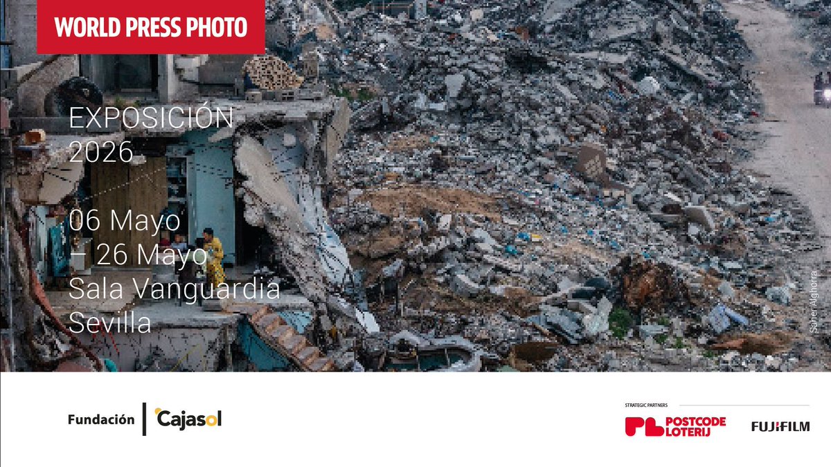 Cajasol's tweet photo. La 'Foto del Año' del certamen 2026 lleva la firma de la fotoperiodista estadounidense Carol Guzy y muestra una escena vinculada a las políticas migratorias que, según el jurado de @WorldPressPhoto, trasciende el caso individual para reflejar una realidad estructural. Forma parte de la muestra que puede recorrerse hasta el 26 de mayo en la Fundación Cajasol en Sevilla.
