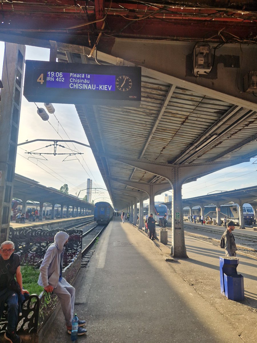 VikingonRails's tweet photo. I was too late to walk to the front of the train, but I was just in time to get a glimpse of the friendship #train "#Prietenia" leaving from #Bucharest in #Romania to #Chisinau in #Moldova and #Kyiv in #Ukraine
#vikingonrails #worldonrails #treinleven #bahnreisen @CFR_Calatori https://t.co/lBX9RP5cGy