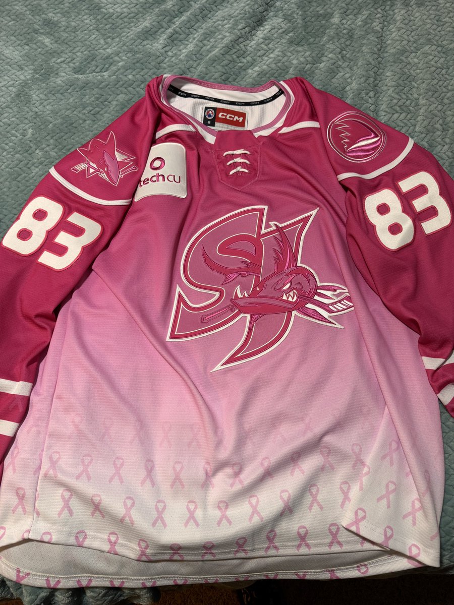 SithCuda's tweet photo. @sjbarracuda Pink and Star Wars night! https://t.co/rw3MCy2jZa