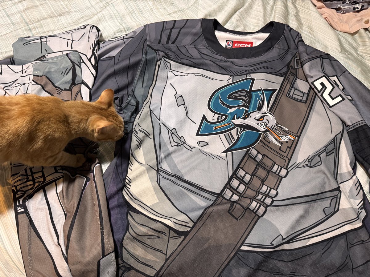 SithCuda's tweet photo. @sjbarracuda Pink and Star Wars night! https://t.co/rw3MCy2jZa