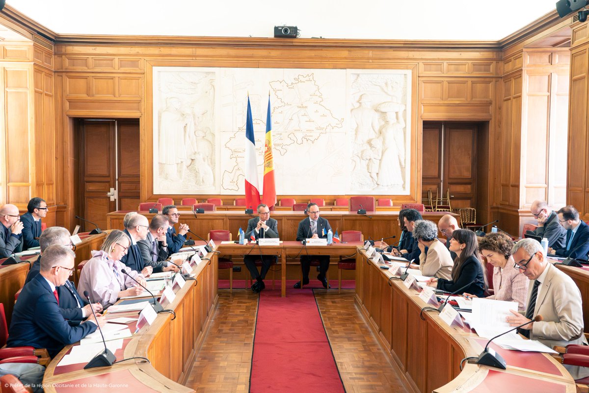 PrefetOccitanie's tweet photo. 🇫🇷🇦🇩 Coopération transfrontalière | Préparation du dialogue transfrontalier #Andorre-#Occitanie

👉 Ce 11 mai, Pierre-André Durand, @PrefetOccitanie, a accueilli aujourd'hui @XavierEspot, chef du @GovernAndorra, accompagné de plusieurs ministres, en préfecture à l'occasion de la session préparatoire au 10ème édition du dialogue transfrontalier.

🗞️ Cette rencontre a permis de dresser un point de situation sur les deux principales actualités des coopérations transfrontalières : 
- la lutte contre la contrebande de tabac, avec une volonté commune de poursuivre et intensifier ce travail conjoint pour lutter contre les formes de criminalité transfrontalière ;
- les mobilités avec une attention particulière portée sur le tronçon de la RN20 ayant subi en début d’année l’éboulement d’une importante masse rocheuse et la voie ferrée entre Foix et Ax-Les-Thermes.

🗓 Le 10ème dialogue transfrontalier se tiendra à l'automne 2026 en Principauté d’Andorre.