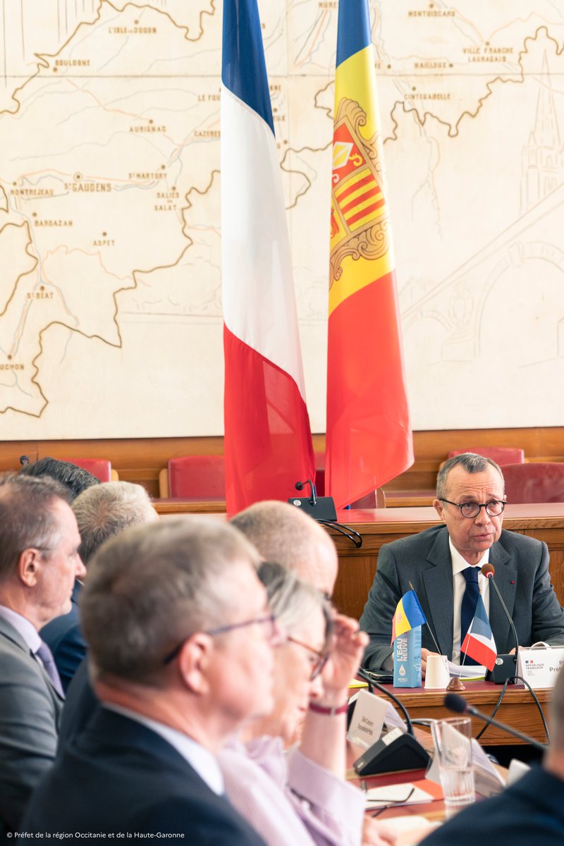 PrefetOccitanie's tweet photo. 🇫🇷🇦🇩 Coopération transfrontalière | Préparation du dialogue transfrontalier #Andorre-#Occitanie

👉 Ce 11 mai, Pierre-André Durand, @PrefetOccitanie, a accueilli aujourd'hui @XavierEspot, chef du @GovernAndorra, accompagné de plusieurs ministres, en préfecture à l'occasion de la session préparatoire au 10ème édition du dialogue transfrontalier.

🗞️ Cette rencontre a permis de dresser un point de situation sur les deux principales actualités des coopérations transfrontalières : 
- la lutte contre la contrebande de tabac, avec une volonté commune de poursuivre et intensifier ce travail conjoint pour lutter contre les formes de criminalité transfrontalière ;
- les mobilités avec une attention particulière portée sur le tronçon de la RN20 ayant subi en début d’année l’éboulement d’une importante masse rocheuse et la voie ferrée entre Foix et Ax-Les-Thermes.

🗓 Le 10ème dialogue transfrontalier se tiendra à l'automne 2026 en Principauté d’Andorre.