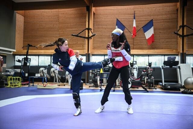lequipe's tweet photo. Médaillée paralympique sous la bannière des réfugiés à Paris 2024, Zakia Khudadadi est sacrée championne d'Europe sous les couleurs de la France. Une première médaille au cou de la désormais franco-afghane, quelques mois après avoir été naturalisée ➡️ https://t.co/wmE10N7fNj https://t.co/ApIPF5YGRj