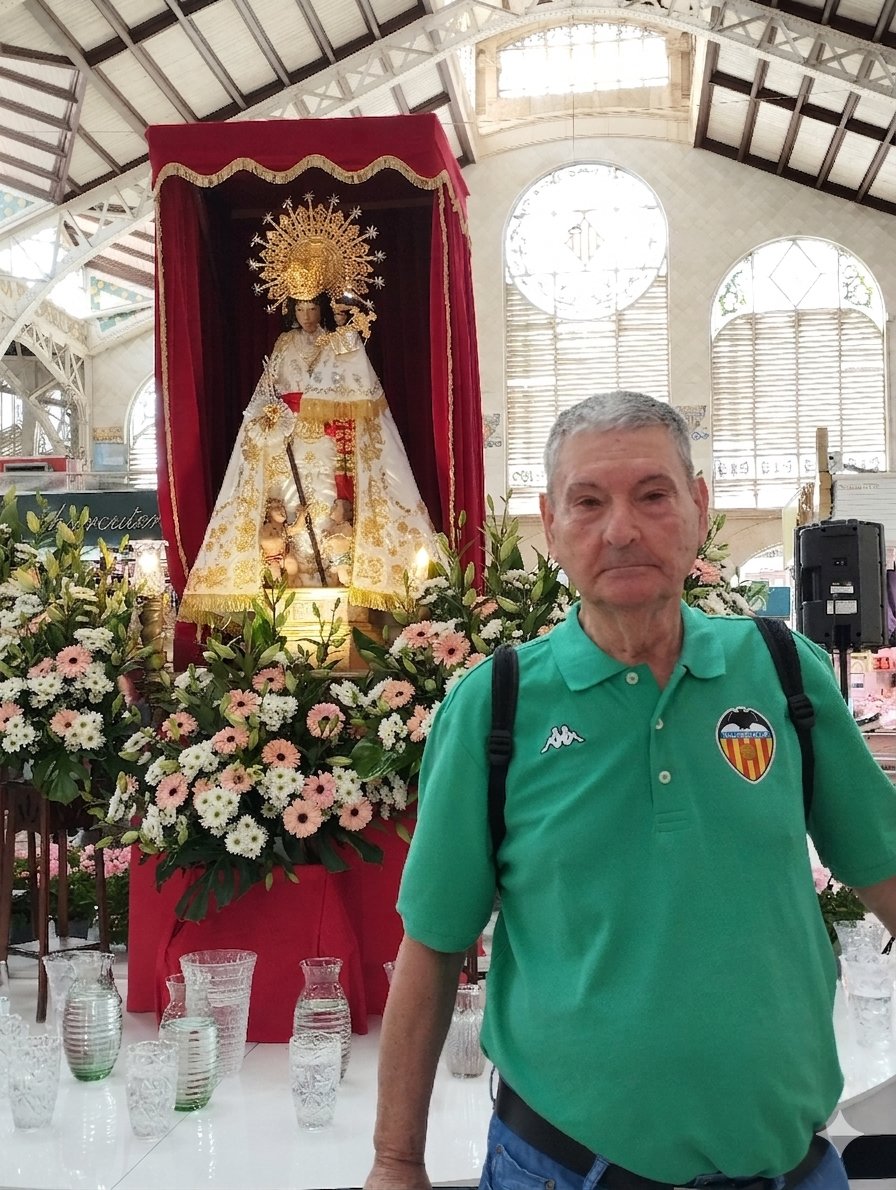 joseriquelme45's tweet photo. "La Virgen de los Desamparados, el viernes en el Mercado Central. Aprovechando que estaba allí, le pedí por favor que gane el VCF; la fe mueve montañas https://t.co/T0pIYHetrC