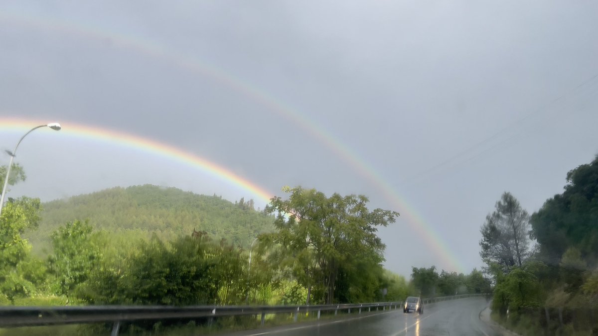 itxi78's tweet photo. Después del granizo, doble arcoíris sobre el #Oihana desde #Arre #Ezkabarte https://t.co/oAZ832tnk2