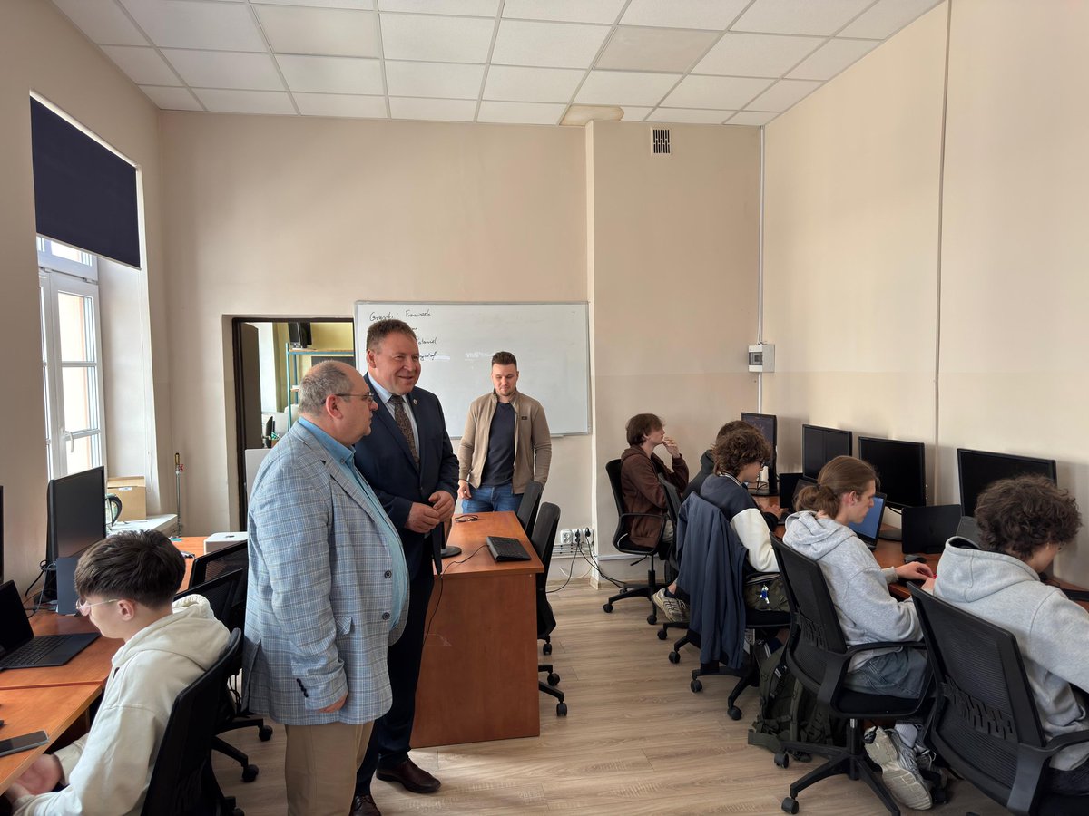 SenKarpinski's tweet photo. Dwujęzyczne klasy o profilu programowanie, robotyka, logistyka. Patronaty firm nad klasami branżowymi. Innowacyjne pracownie programowania i OZE. Zgierski Zespół Szkół Ponadpodstawowych to dziś nowoczesna placówka kształcąca wybitnych specjalistów. Ta zmiana naprawdę imponuje. https://t.co/WcqRyKJHdC