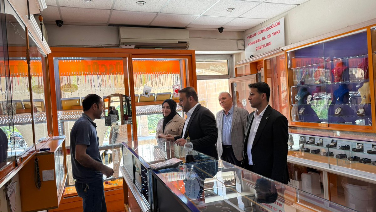 MDOGANSALAR_TR's tweet photo. 📍ŞURKAV ÇARŞISI ESNAF ZİYARETİ

Haliliye İlçe Başkanımız Mustafa Bağmancı, Kadın Kolları Başkanımız Fatma Ocak ve İlçe Yönetim Kurulu Üyelerimiz ile birlikte;

ŞURKAV Çarşımızın kıymetli esnaflarını ziyaret edip hayırlı işler temennisinde bulunduk.

Samimiyetin, emeğin ve dayanışmanın adresi olan esnafımızla gönül gönüle olmaya devam ediyoruz. 🤝

@RTErdogan @avyusufibis @osmannazlier  @bybekirbozdag @ibrahimeyyupogl 
@milhamigunbegi @ferdisenel25 @furkankucukk_ @mbagmanci63 @fatmaocak0663 @AKGenclikGM @akgenchaliliyee 

#SevdamızŞanlıurfa #BizBirAileyiz  #akparti #türkiye #receptayyiperdoğan #RTE #MilletimizleNiyetimizBir 
#Şanlıurfa