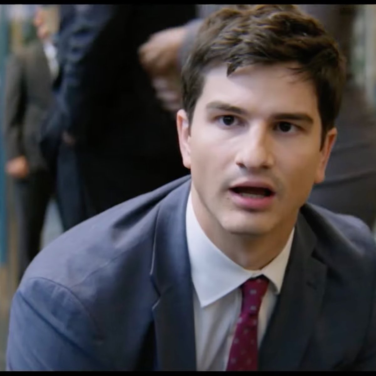 Georgealbuquerq's tweet photo. adoramos ator com cara de bobo nerd 
#NotSuitableForWork  (hulu - 2 de junho. ) https://t.co/q0Fvt3VAF7