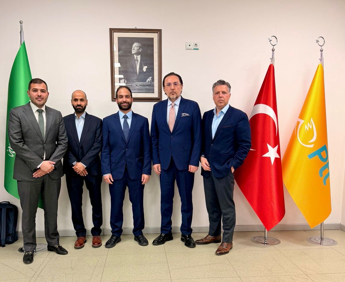 hkncevikoglu's tweet photo. Pttavm ve ETİD olarak, Suudi Arabistan heyetini Türkiye’de ağırlamaktan büyük memnuniyet duyduk.

Başta, Suudi İhracat Geliştirme Otoritesi (Saudi Exports) Hizmet İhracatı Başkan Yardımcısı Saud Algublan olmak üzere, Saudi Export Development Authority, Suudi Arabistan Yatırım Bakanlığı ve e-ticaret ekosisteminde faaliyet gösteren çok sayıda firma temsilcisiyle İstanbul Havalimanı operasyonlarımızda ve Hadımköy lojistik depolarımızda bir araya geldik.

Gerçekleştirdiğimiz görüşmeler kapsamında; Türkiye ve Suudi Arabistan arasındaki dijital ticaret, hizmet ihracatı, lojistik ve e-ihracat alanlarında geliştirilebilecek iş birliği fırsatlarını değerlendirme imkanı bulduk.

İki ülke arasında gelişen ticari ve dijital iş birliklerinin e-ticaret ekosistemine önemli katkılar sağlayacağına inanıyor; verimli görüşmelerimizin devamını Suudi Arabistan’da gerçekleştireceğimiz ikinci buluşmada sürdürmeyi temenni ediyoruz.