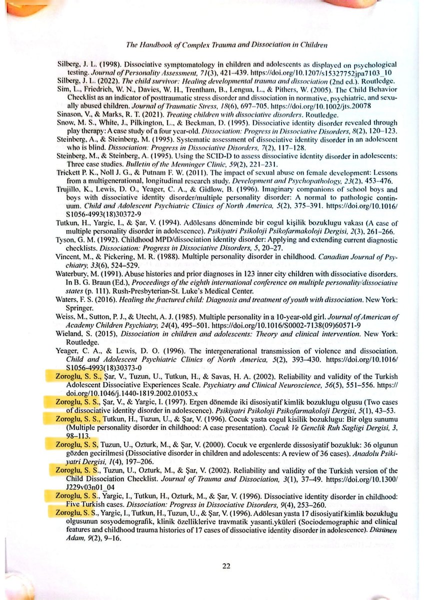 profszoroglu's tweet photo. Çocuk ve ergen psikiyatrisinde ağır travmalar için ders kitabı olan bir handbookta (2025) 👇 benim disosiyatif bozukluk çalışmalarıma atıf yapılmış, çocukluk çağı istismarları hakkında bildiklerim ve ulaştığım bilimsel sonuçlar kaynak olarak paylaşılmış. 

Ancak maalesef tam olarak aynen bunları söylediğim için, hatta bu verileri söylemekten pişman olmadığım(!) için yargılandım, 26 yıl ceza verildi ve 3 yıla yakın süredir de hapisteyim. 

Kendimi savunmak için bu kaynaktaki bilgilerle yaptığım tanı ve tedavileri celseler boyunca anlattım durdum. Ülkemdeki meslektaşlar ise "Çocuk ve ergenlerde disosiyatif bozukluk yoktur" şeklinde raporlar yazdılar. Mahkeme onların raporlarına dayanarak bana ceza verdi. Bu davada yaşadıklarım dünya tarihinde görülmedi. Meslektaşlarım yaklaşık 1000 sayfalık bu temel ders kitabını mutlaka incelemeli, okumalı ve bu bozukluğu bilmeli.Yıllardan beri zaten ortada olan bilimsel bilgilerin yok sayılamayacağını, göz ardı edilemeyeceğini artık anlamalılar.

Mesleğimi ve üzerine yıllar içerisinde uzmanlaştığım alanı hiç bilmeden; en iyi olduğum alanda ve konuda, sanki temelsiz kuruntular dile getirmişim gibi linç edildim, canavarlaştırıldım ve yapayalnız bırakıldım. Sanki gerçeklerden bahsetmiyorum da hayal dünyamdan bir şeyler kurguluyormuşum gibi davranıldı. En çok acı veren ise; kendi ülkemde kendi meslektaşlarımın sessizliği oldu. Bir yerlerde çıkarların değil bilimin üstün tutulduğunu bilmek, gerçekleri korkmadan ve özgürce konuşanların olduğunu görmek umut verici. Dilerim herkese örnek olur.
@cogepderTR @PsikiyatriDer 
@Neslihaninemi @Yasemenk3 @koraykarabekiro @ttborgtr @vedatsar @drmemisoglu