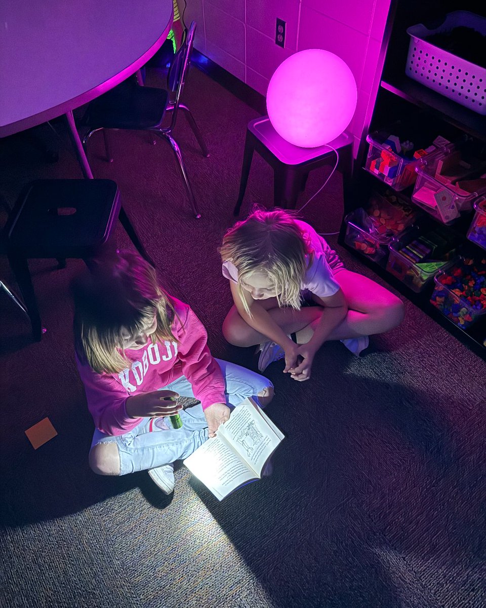 HCSDElem's tweet photo. 2nd grade lit up the classroom during Glow Day while building their reading and math skills through exciting, interactive activities! From glowing games to hands-on learning, students stayed engaged, challenged, and full of smiles all day long. 
Way to "GLOW" 2nd grade!! 🌟 https://t.co/30zttid6KB