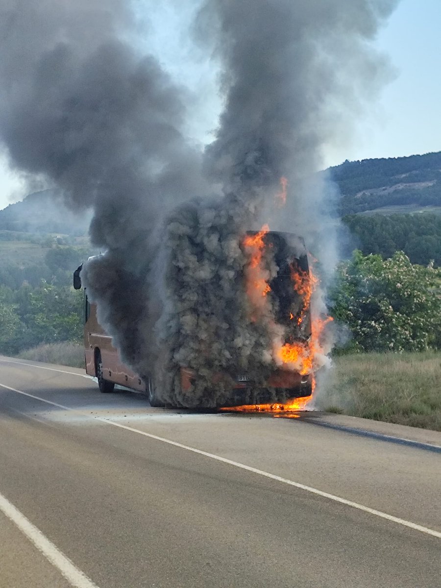 TampmD's tweet photo. Incidente en el autobús que transportaba a los trabajadores del C. P. Daroca y ya van unos cuantos. Afortunadamente todos los compañeros están bien. https://t.co/Xnjbi7BzDj
