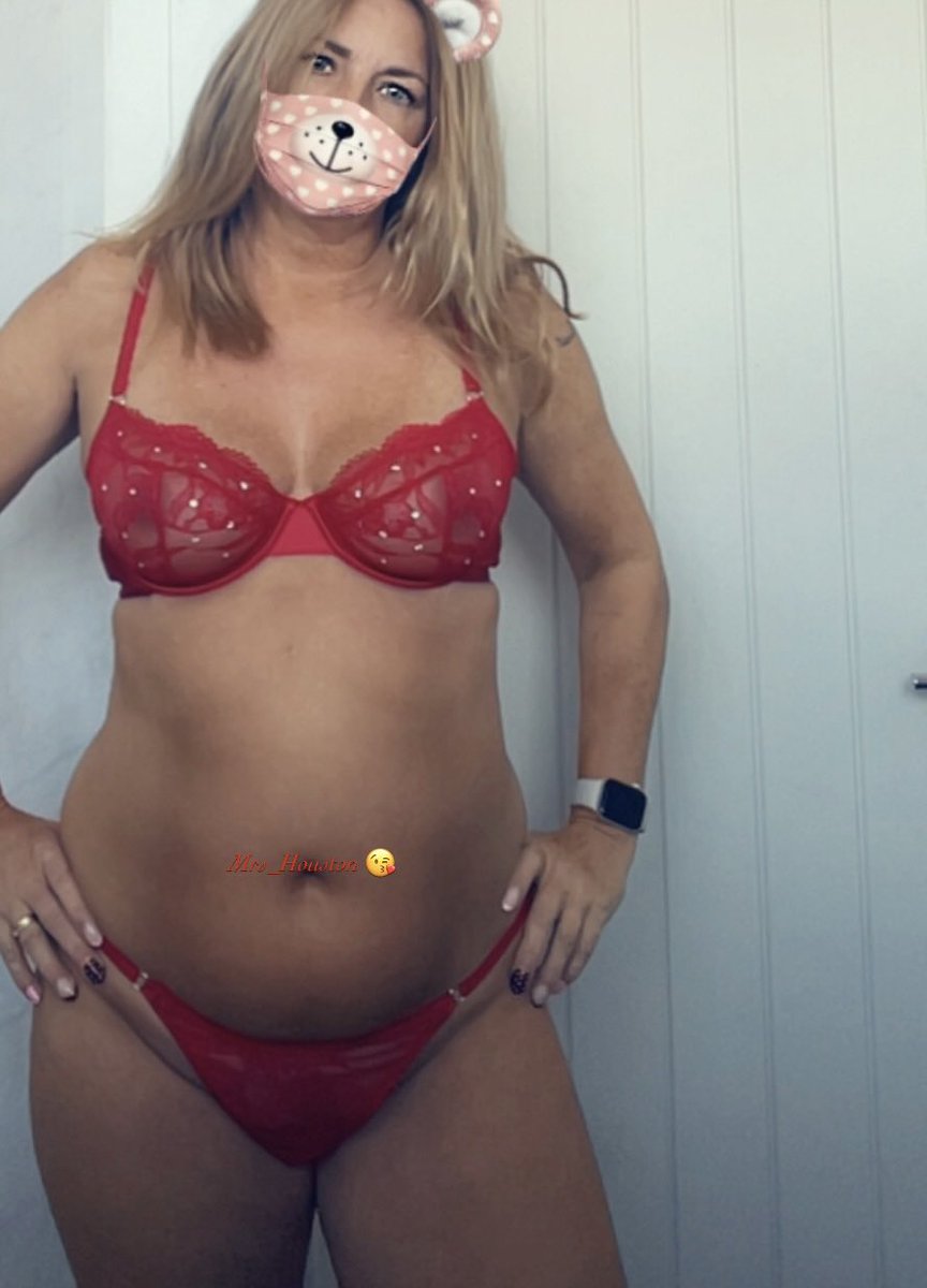 Mr_Houston1977's tweet photo. Milf Monday 🥵🥵
The last time Mrs H wore this outfit she officially became a #hotwife
#milf https://t.co/3QTjW5CDFh