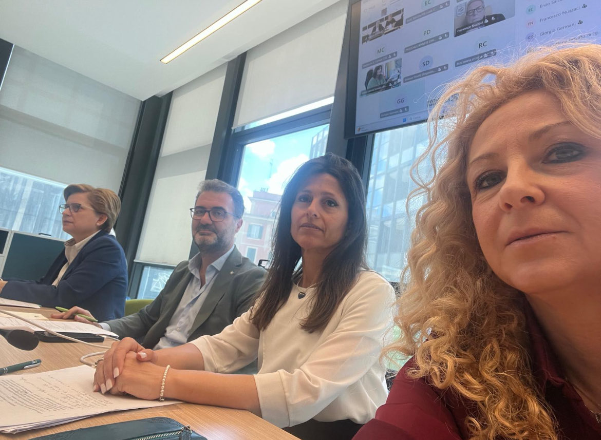 fircisl's tweet photo. ‼️La Segretaria Generale @fircisl
Raffaella Galasso oggi in @aran_agenzia con la #FSUR per la firma del rinnovo del #CCNL dirigenti #Area #Istruzione e
#Ricerca - triennio 2022/2024 https://t.co/2Dox8YhiJS