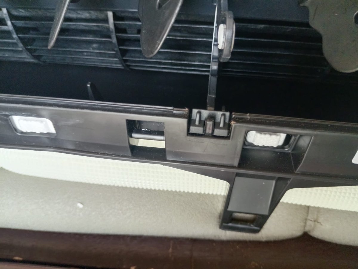 harshit_aggrwal's tweet photo. Purchased @SamsungIndia AC from @flipkartsupport. IDU unit found broken from inside during installation. Despite multiple follow-ups, replacement delayed for days. Unacceptable service from both brands.  Order: OD337506004307027100.Require replacement else consumer court case https://t.co/N1NmMFw2be