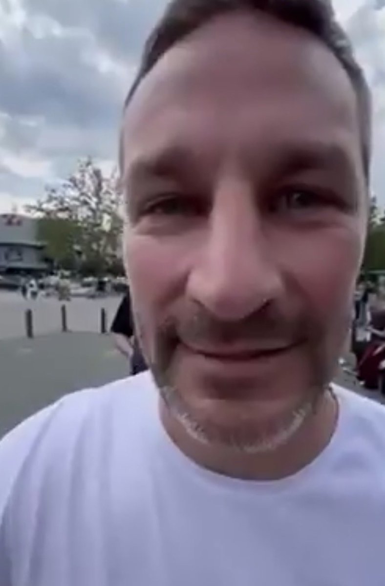 Ovo je direktor PIO fonda Vojvodine koji u slobodno vreme bije građane Srbije, po režiji SNS-a.