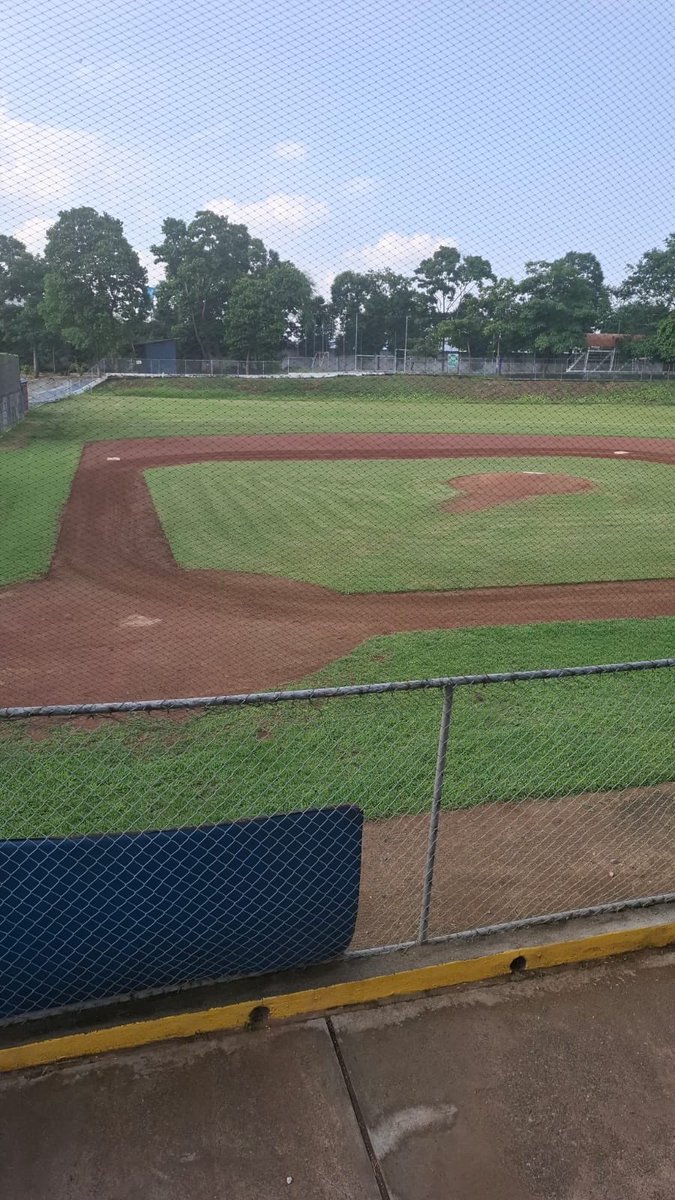 DiegoArcos14's tweet photo. Cambio de césped sintético en Liga Miraflores de béisbol.
El Colegio Americano con renovación d cancha y nueva jaula d bateo.
Dos instituciones que trabajan muy bien en el béisbol local , sacan jugadores que después deben buscar jugar fuera del país ya q acá no se organizan los torneos d durante décadas fueron tradicionales y fijos en el Yeyo Uraga.