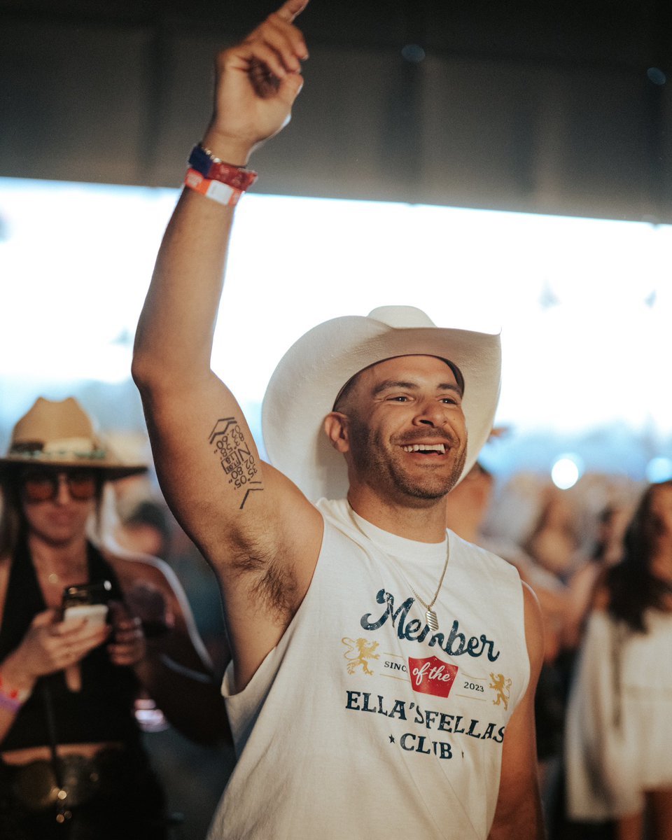 Stagecoach's tweet photo. Wore the shirt. Sang every word. https://t.co/VWRuSBmJeg
