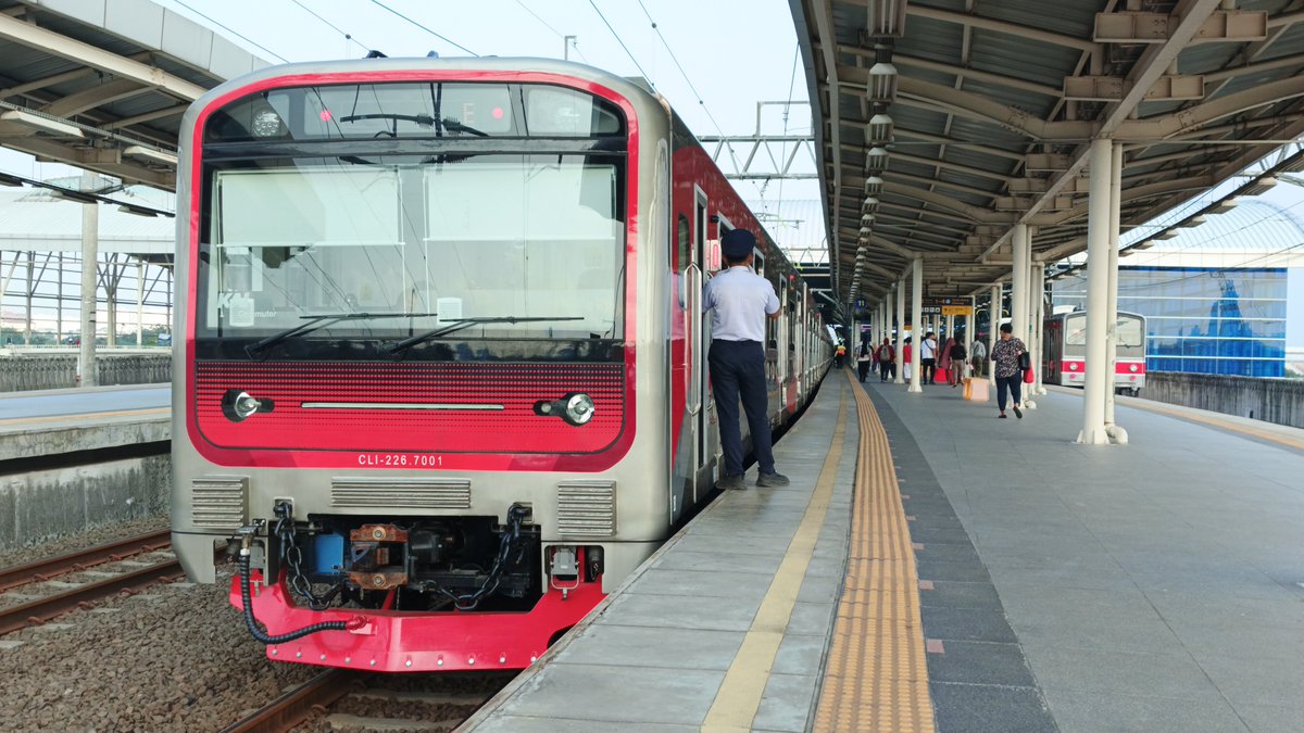 abdi2005_'s tweet photo. Salah satu sarana iE305 yang memulai dinas perdananya pada hari ini, sekaligus menggantikan trainset seri 6131-6024 setelah terlibat insiden di bekasi timur pada 2 minggu lalu.
#cli225 #ie305 #krlinka #ea207 https://t.co/AavZcYHXra