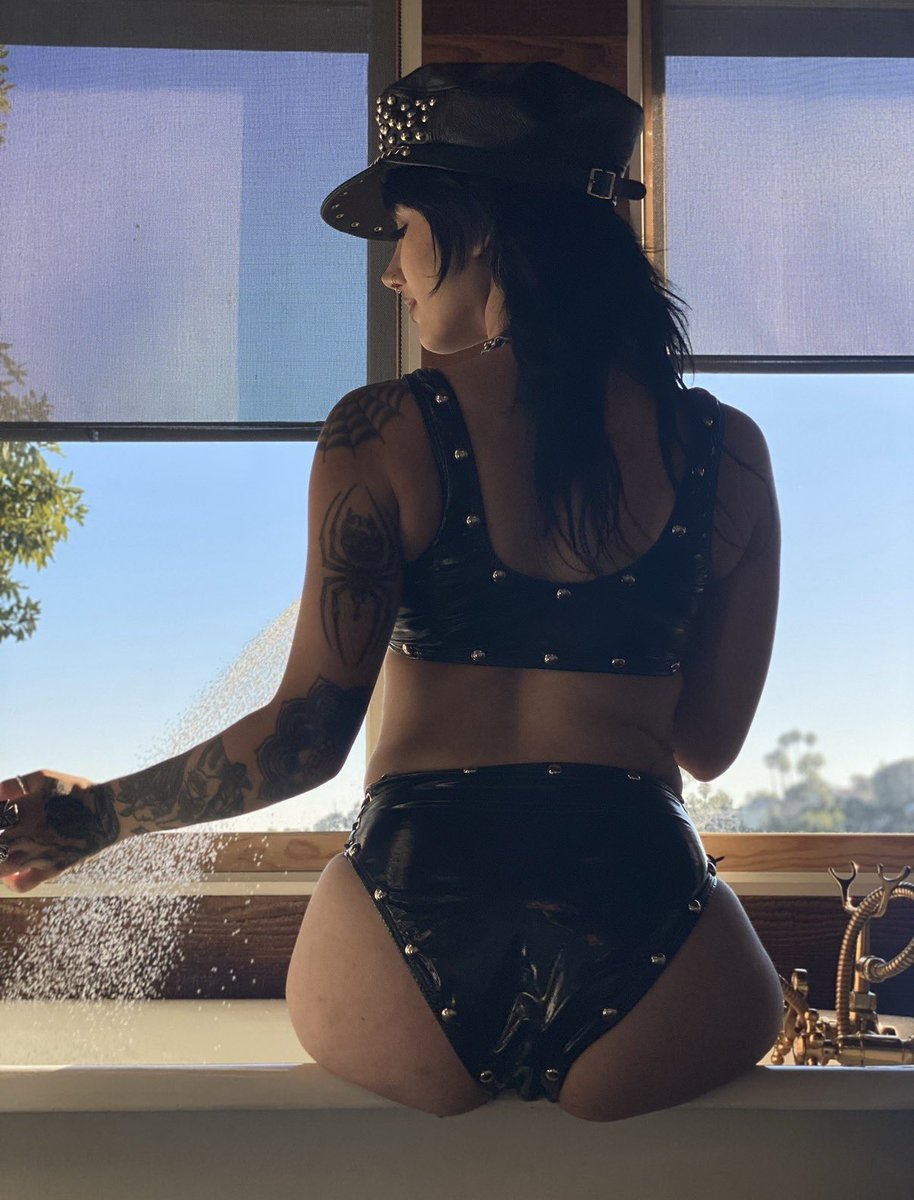 sablemercy's tweet photo. Who wants to take a bath with me? https://t.co/Ygow3KaEyu