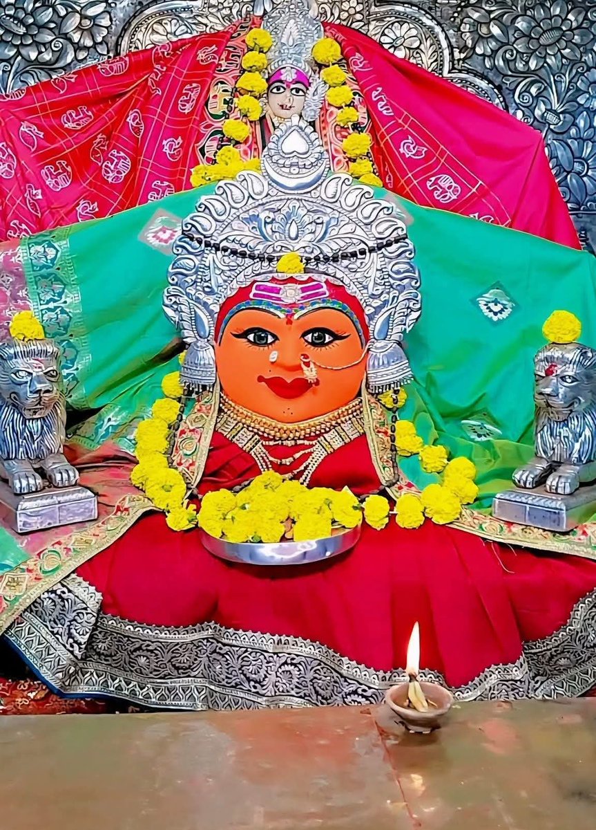 singhc5191's tweet photo. 🔱 माँ हरसिद्धि की दिव्य महिमा 🔱

उज्जैन की पावन नगरी में विराजमान
माँ हरसिद्धि केवल शक्ति का स्वरूप नहीं,
बल्कि विश्वास, साहस और संरक्षण की जीवंत अनुभूति हैं। 🙏🚩

जिस भक्त के हृदय में माँ का स्मरण बस जाए,
उसके जीवन से भय और निराशा दूर होने लगती है। 

माँ की कृपा हमें सिखाती है
सच्ची शक्ति क्रोध में नहीं,
धैर्य, करुणा और धर्म में होती है। 

दीपों से जगमगाता माँ का दरबार
मानो यह संदेश देता है कि
अंधकार कितना भी गहरा क्यों न हो,
माँ की कृपा से जीवन फिर प्रकाशमय हो सकता है। 

माता रानी आप सभी के जीवन में
सुख, शांति, शक्ति और मंगल बनाए रखें। 🙏

॥ जय माँ हरसिद्धि ॥ 🚩🔱